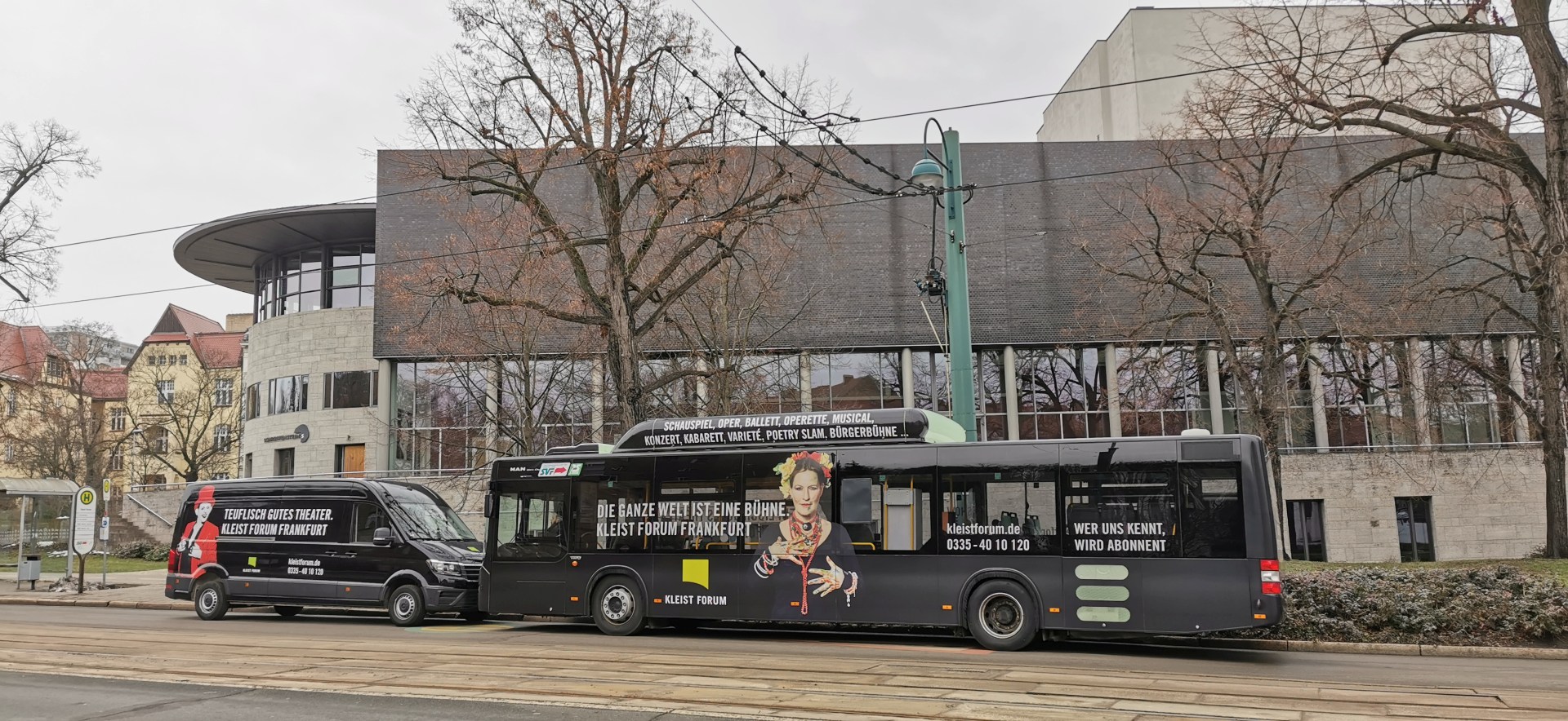 Bus und Transporter vor dem Kleist Forum